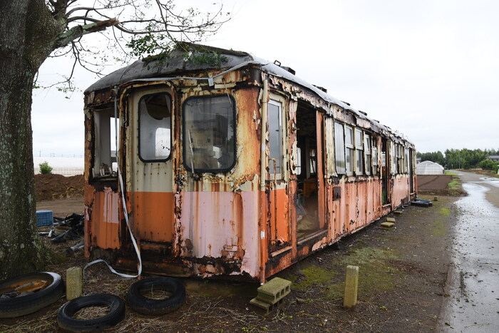 鉾田市内の日立電鉄モハ11廃車体 - 桃雪堂